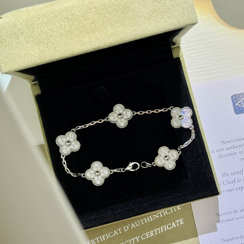 Van Cleef & Arpels bracelet 06yxh01